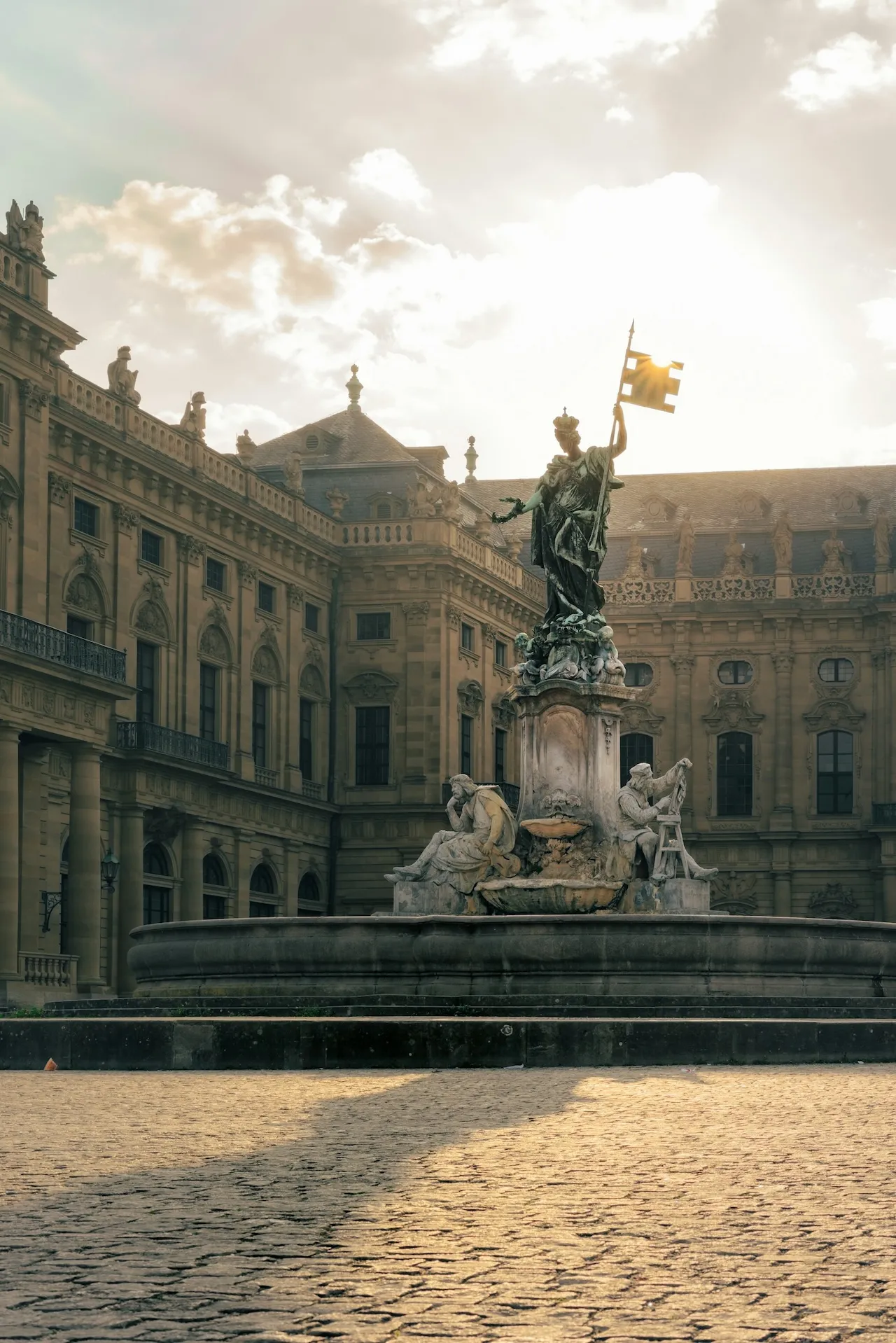 SEO Würzburg Statue